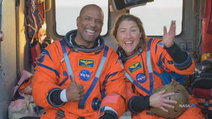 ekipazh-artemis-ii-vernulsya-na-zemlyu-posle-oblyota-luny