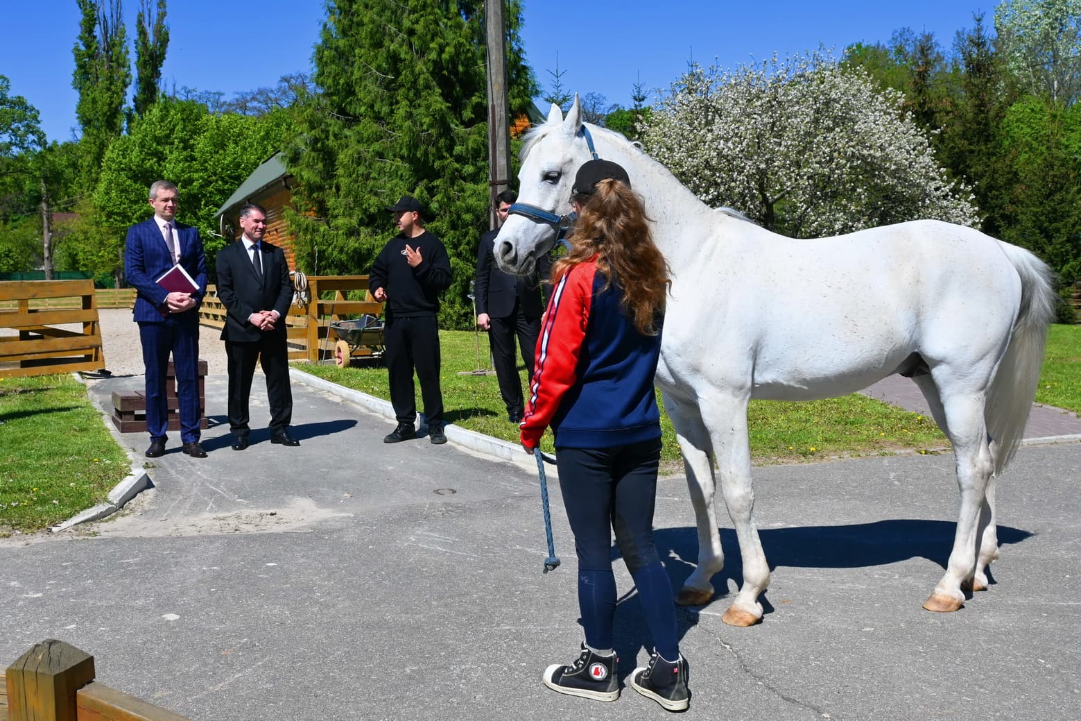 turkmenskij-posol-posetil-ukrainskij-universitet-bioresursov-i-ego-konevodcheskuyu-bazu