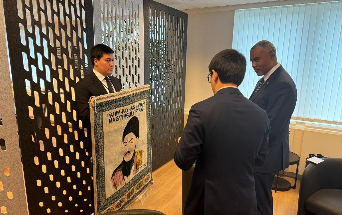 muzej-vsemirnoj-tamozhennoj-organizacii-v-bryussele-popolnil-kover-s-izobrazheniem-mahtumkuli