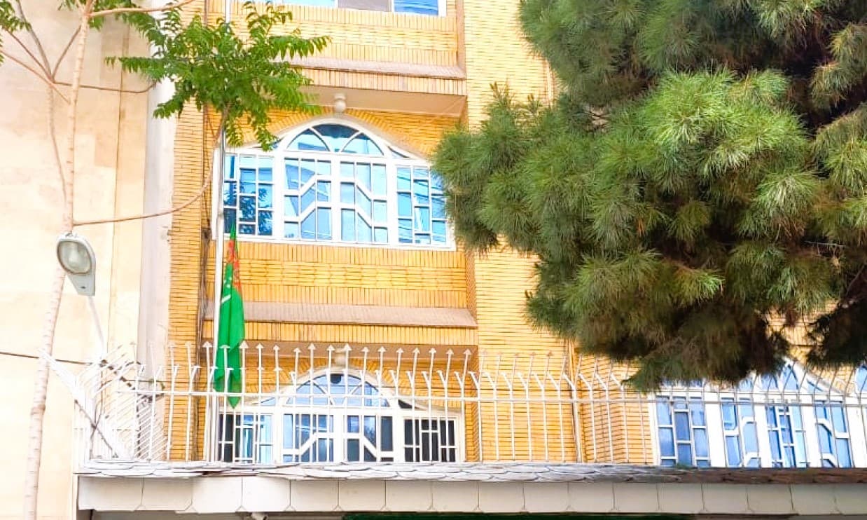 v-posolstve-i-konsulstve-turkmenistana-v-irane-prispustili-gosudarstvennye-flagi