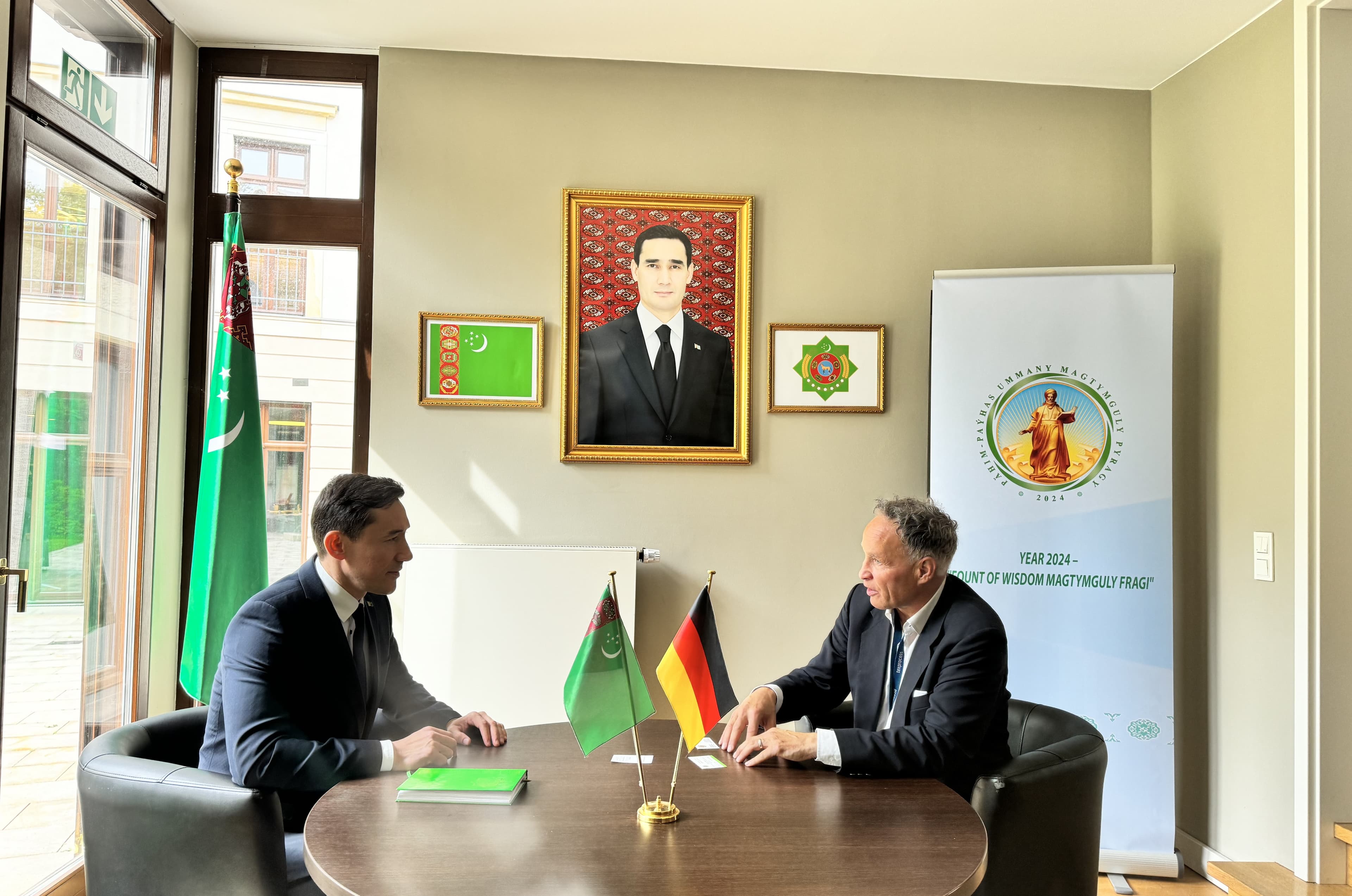 v-konsulstve-turkmenistana-v-frg-proshla-vstrecha-s-regionalnym-direktorom-messe-frankfurt