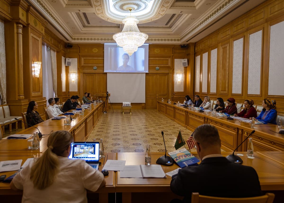 v-ashhabade-proshel-kruglyj-stol-po-izucheniyu-peredovogo-opyta-uzbekistana-v-sfere-trudovyh-reform