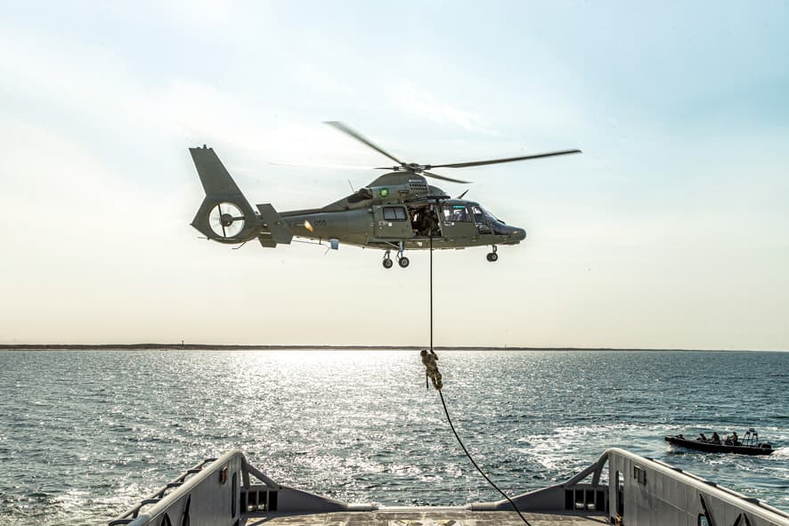 na-sushe-v-vozduhe-i-na-more-v-turkmenistane-proshli-voenno-polevye-ucheniya-vooruzhennyh-sil