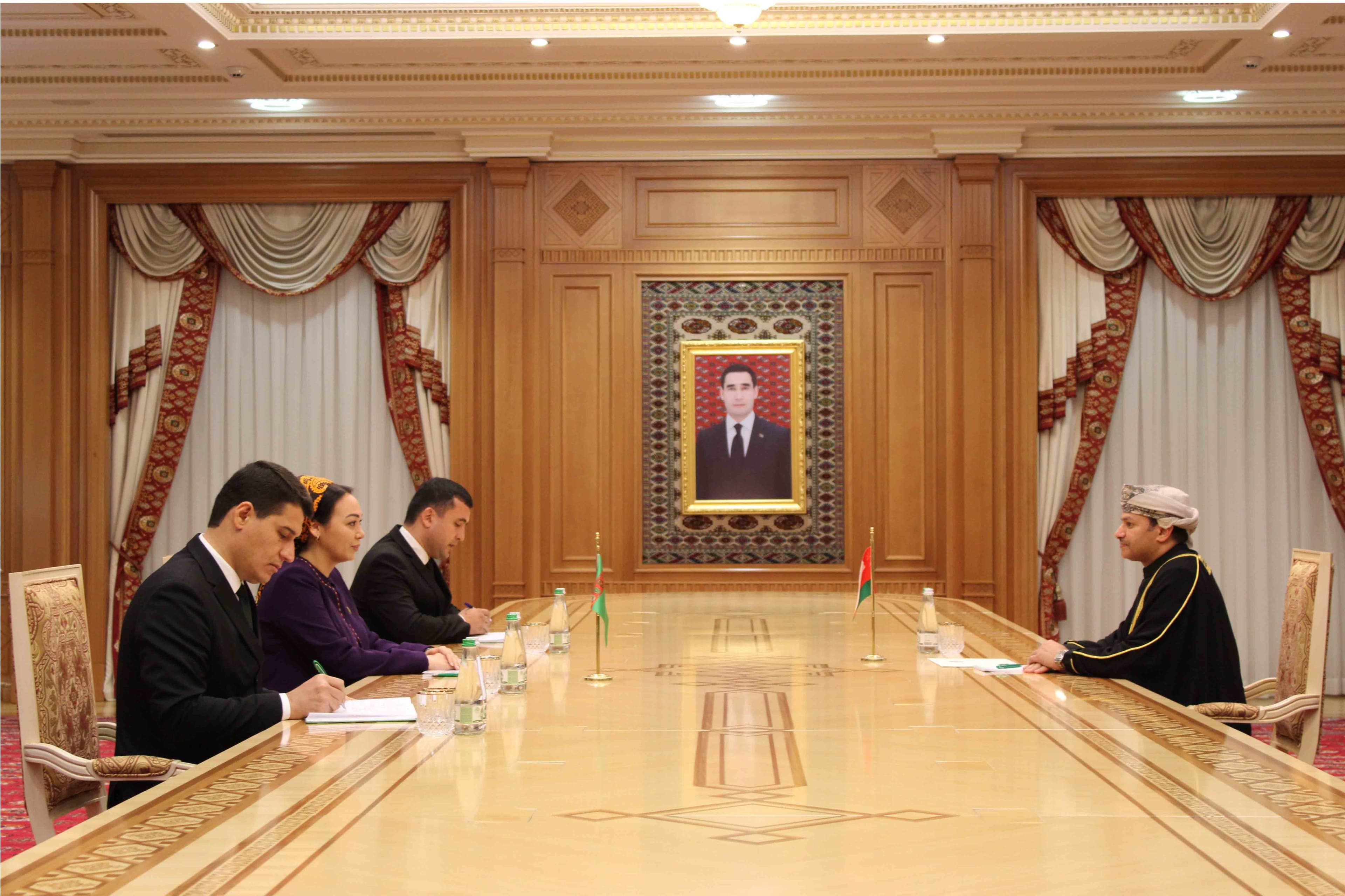 posol-sultanata-oman-vruchil-veritelnuyu-gramotu-v-medzhlise