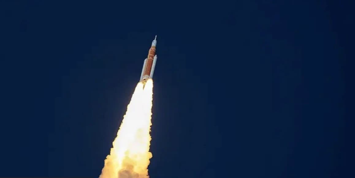 uspeshnyj-start-missii-artemis-ii-ekipazh-orion-otpravilsya-k-lune