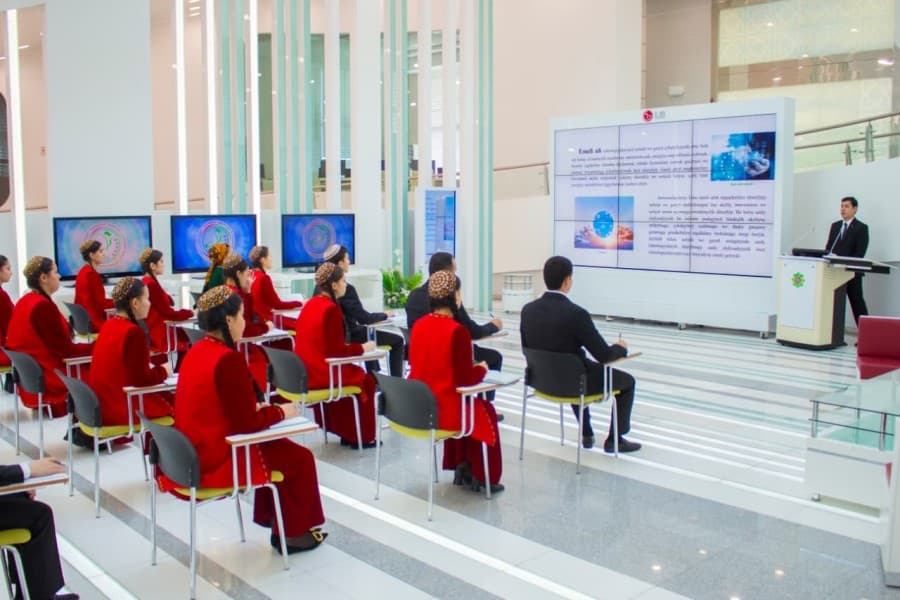 halkara-nebit-we-gaz-uniwersitetinde-eksport-global-bazarlaryn-gapysy-atly-acyk-sapak-gecirildi