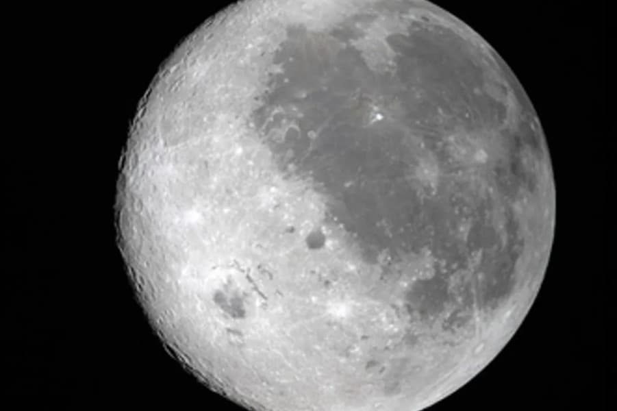 adamzat-sonky-yarym-asyryn-dowamynda-ilkinji-gezek-ayyn-ters-tarapyny-gordi