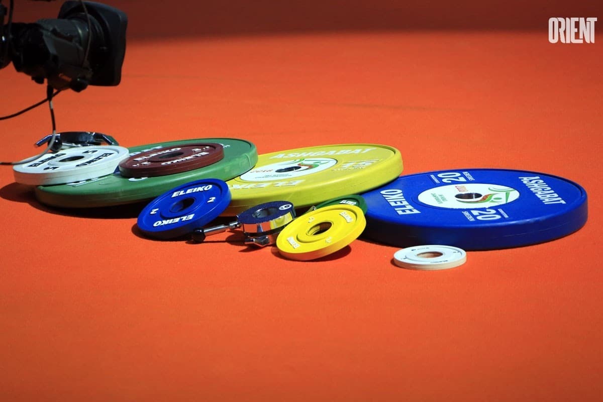 Turkmen weightlifters fight for Olympic points in Iran