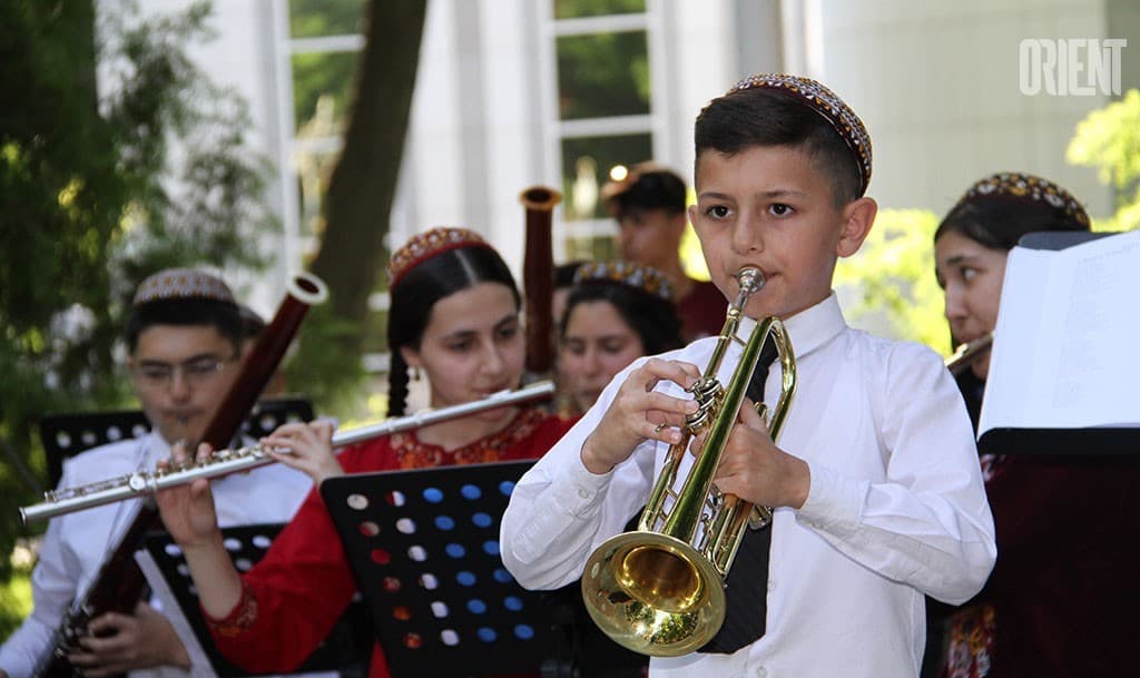 A brass band plays in the city garden ...