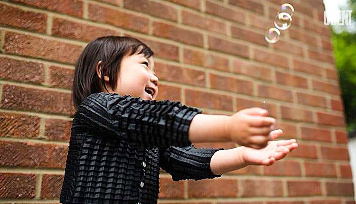 Ecology and economy: clothes which "grow" together with the child