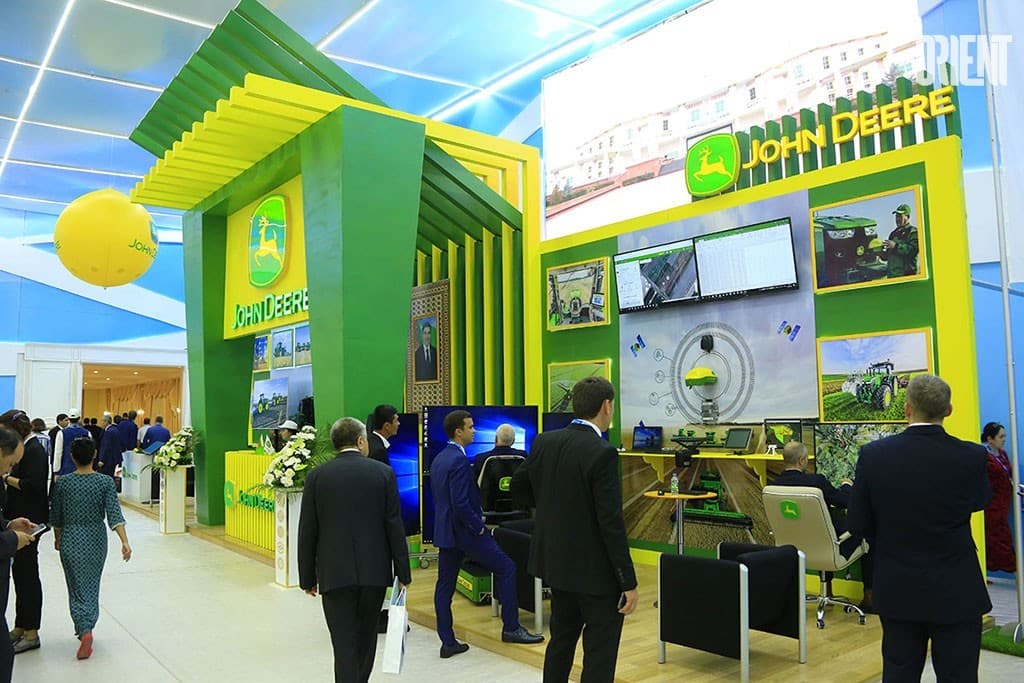 john-deer-presented-agricultural-autopilot-machinery-in-turkmenbashi