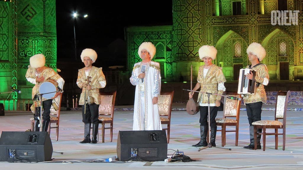 Turkmen folk tunes on the square of Registan