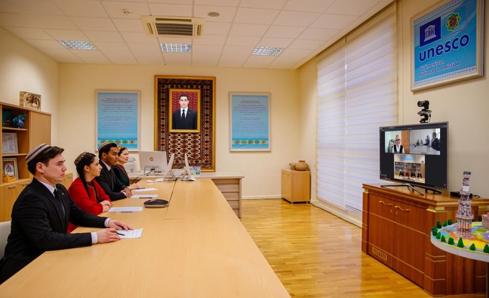 tdu-nyn-talyplary-tegelek-stol-dususygynda-ylmy-nutuklary-bilen-cykys-etdiler