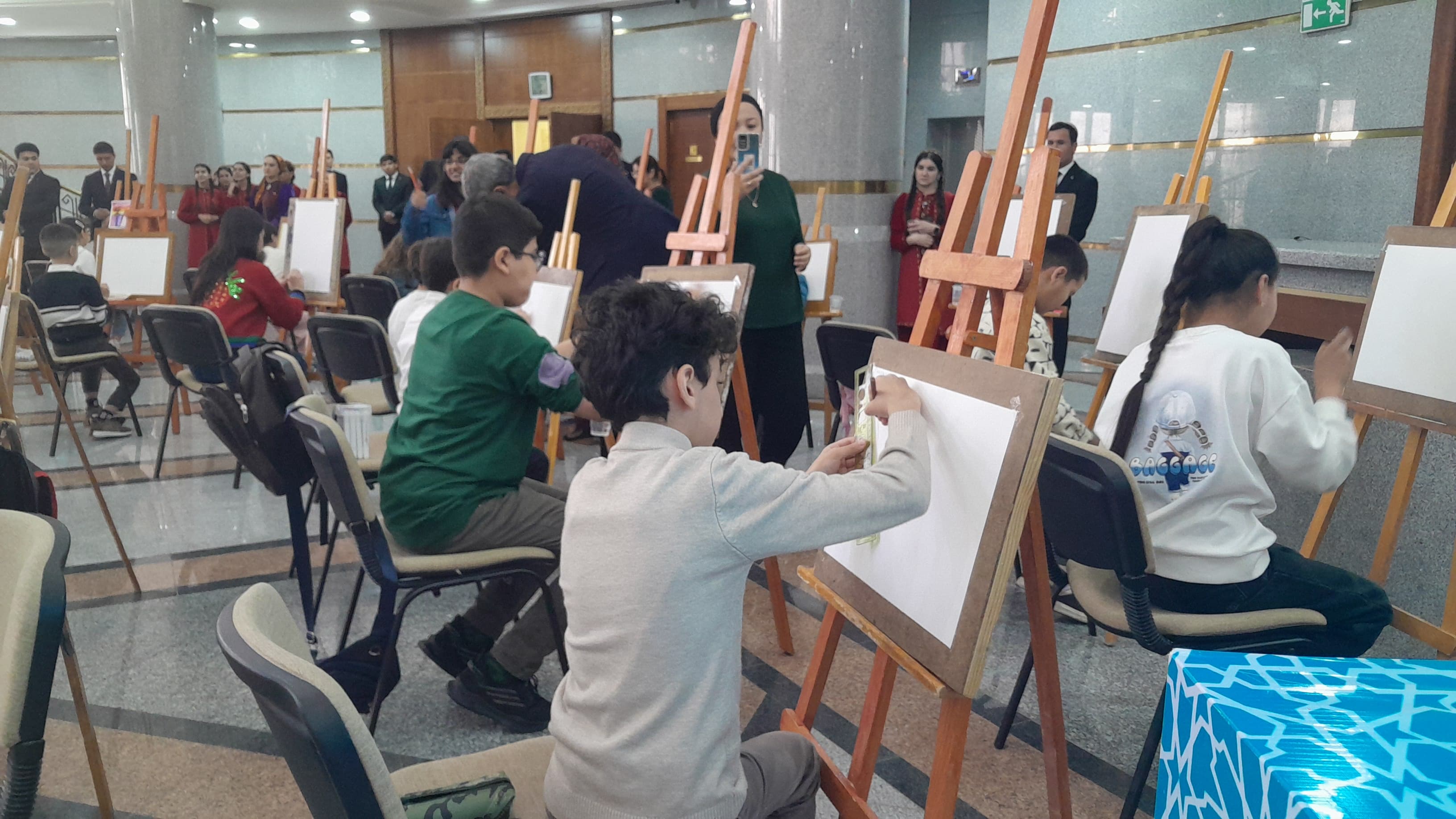 hgi-de-cagalaryn-arasynda-surat-cekmek-boyunca-doredijilik-baslesigi-gecirildi