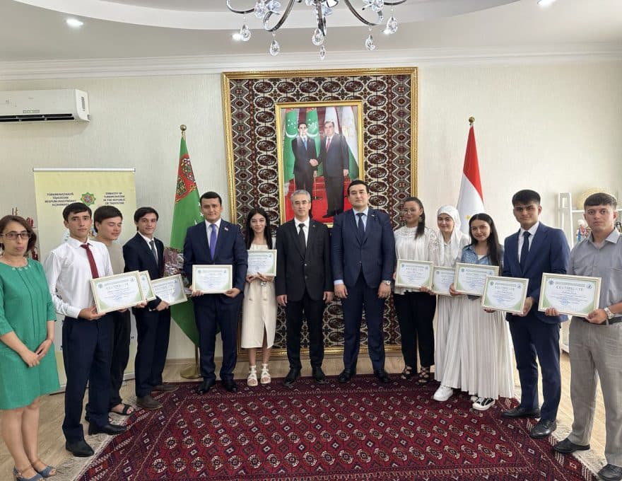 v-dushanbe-tadzhikskim-studentam-vruchili-prizy-nauchnogo-konkursa-turkmenskogo-vuza