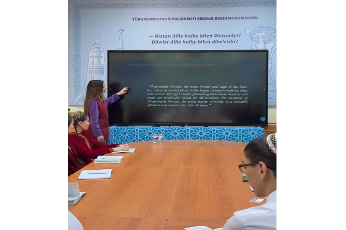 derya-sojsal-osveshchaet-nasledie-mahtumkuli-fragi-v-lekcii-v-imo-turkmenistana