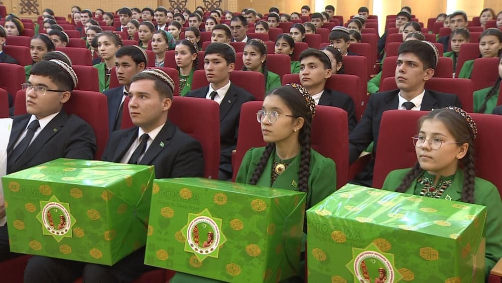 turkmenistanyn-bilim-ministrliginde-halkara-ders-baslesiklerinde-yeniji-bolan-okuwcylar-sylaglandy