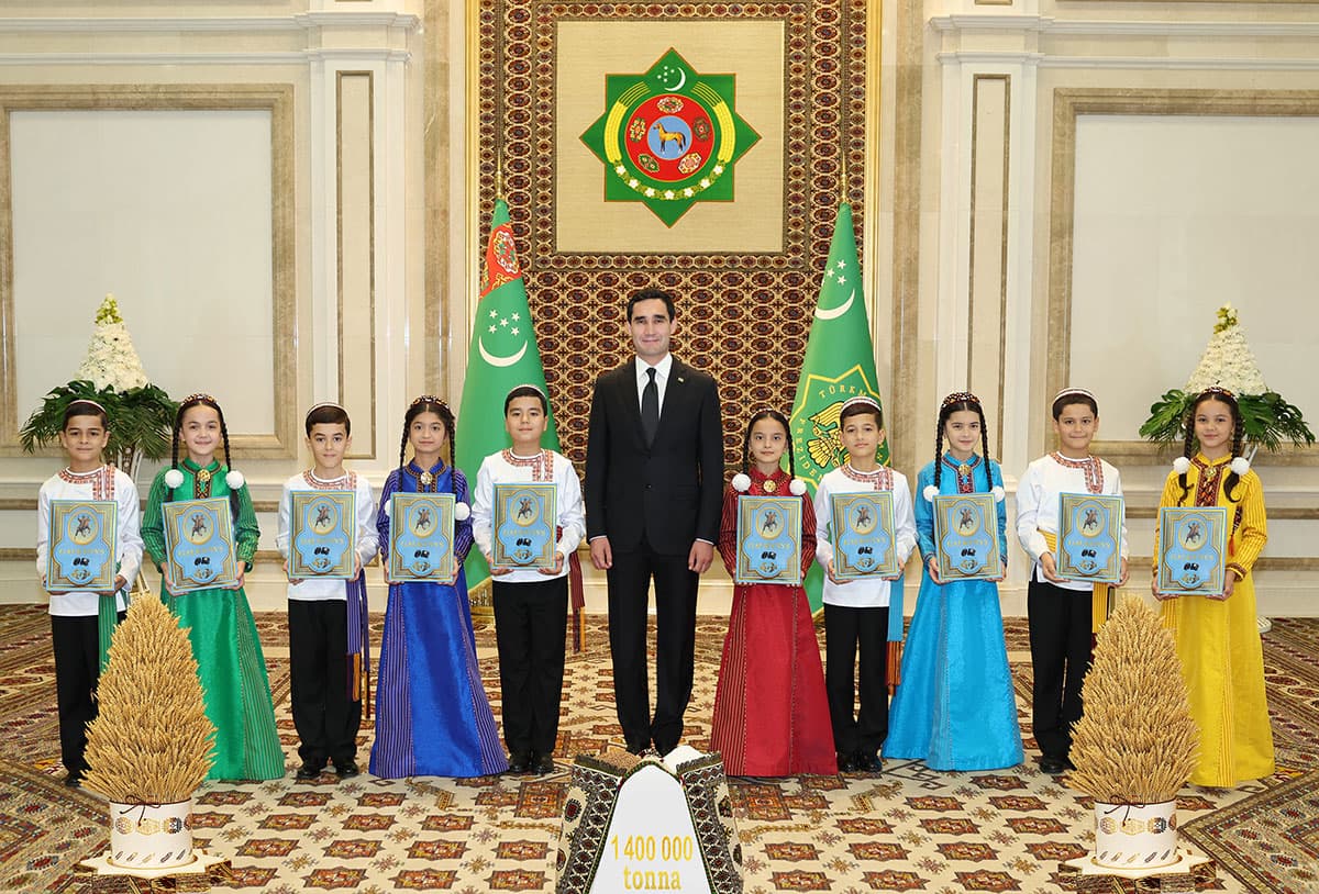 yunye-turkmenistancy-pozdravili-glavu-gosudarstva-s-trudovoj-pobedoj-hleborobov