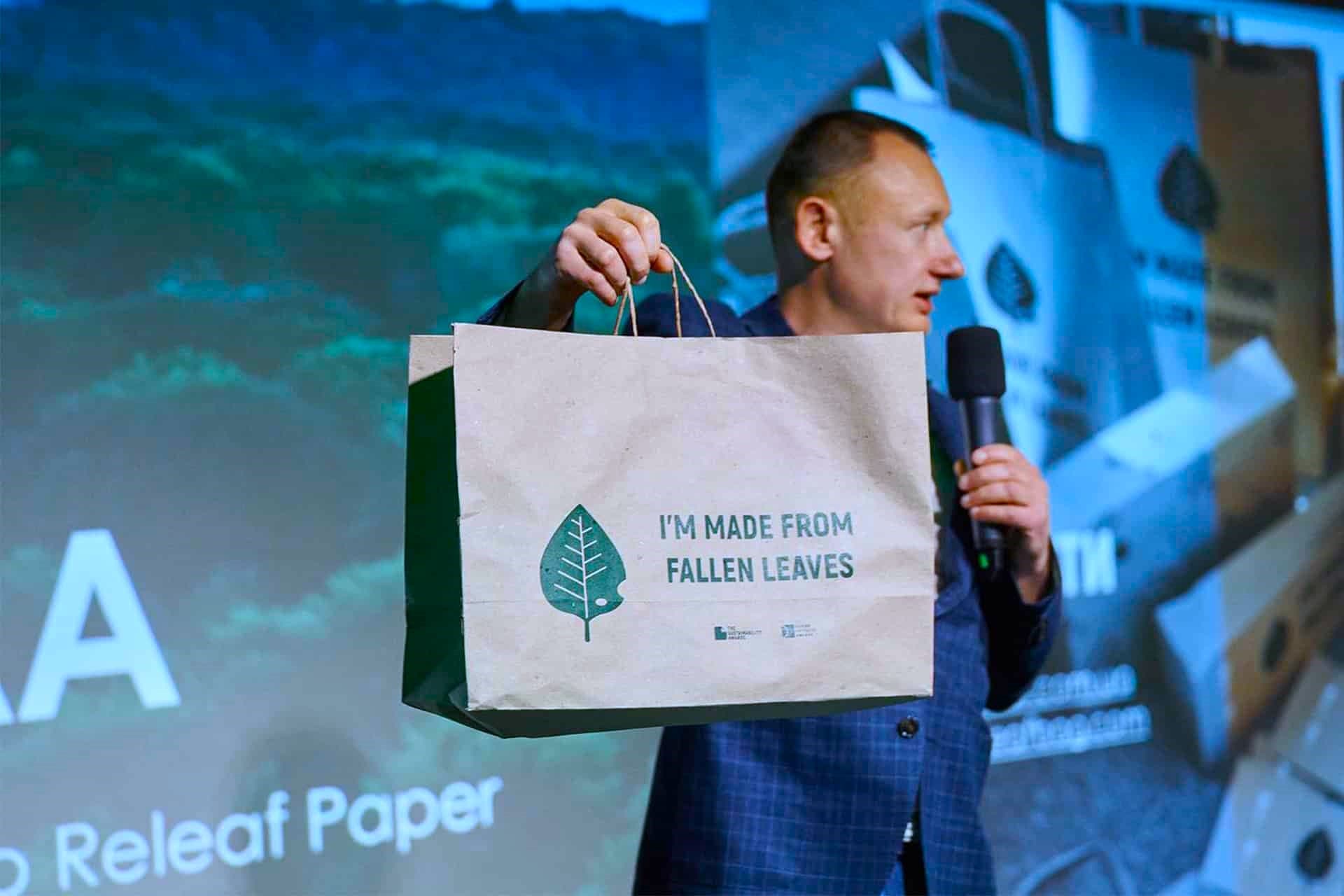 etot-startap-ispolzuet-opavshie-listya-dlya-proizvodstva-bumagi-bez-vyrubki-derevev