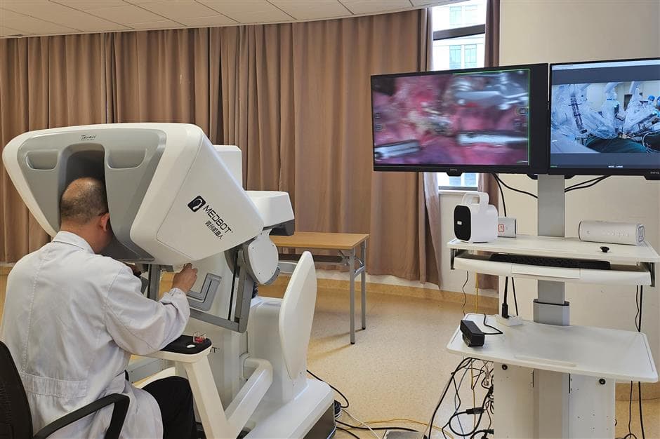 chinese-doctor-removes-patients-lung-tumor-using-robot-5000km-away