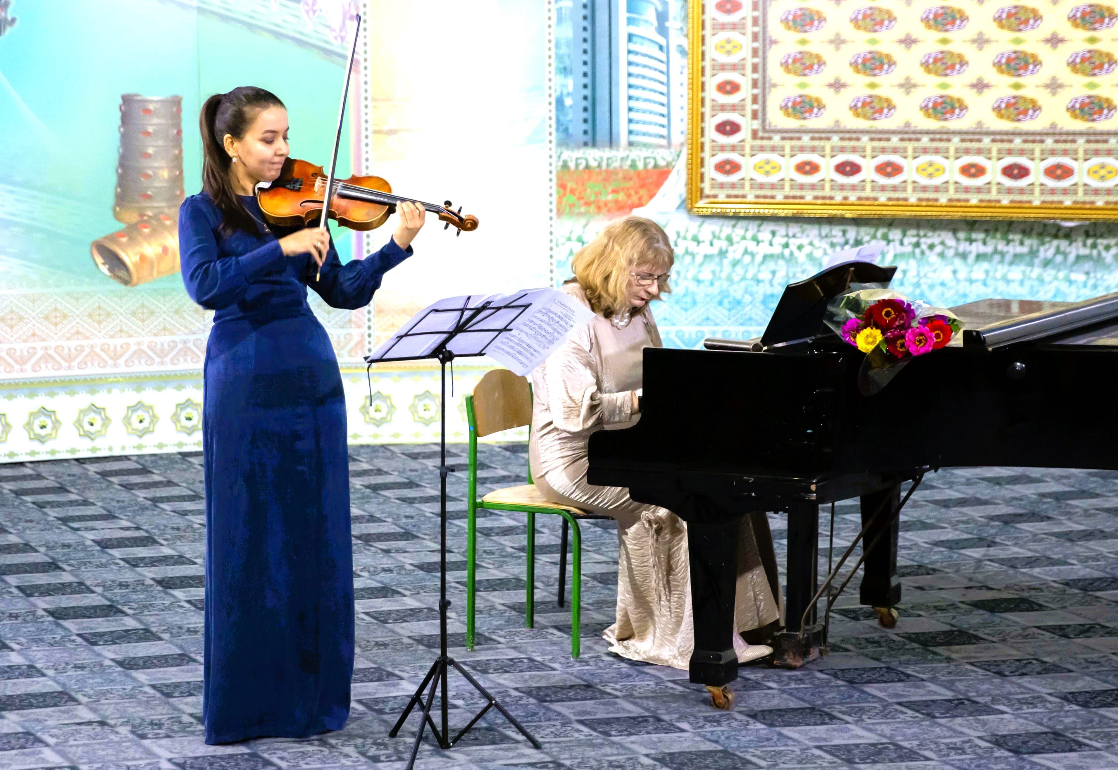 v-mire-bolshih-skorostej-skripachej-i-lihachej-ili-kak-proshel-koncert-ajbolek-muhievoj