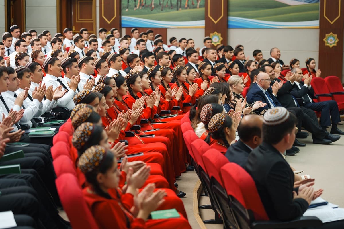 9-njy sentýabrda Mary şäherindäki Türkmen döwlet energetika institutynda Ýewropa Bileleşigi we Germainýanyň Federatiw Respublikasynyň Daşary işler ministrligi tarapyndan maliýeleşdirilýän “Ýerwopa Bileleşigi Türkmenistanyň ýaşyl ösüşi üçin: 2024-2028-nji ýyllar üçin syýasy dialog we howanyñ üýtgemegine garşy çäreler” atly taslamasynyň çäklerinde Halkara Hyzmatdaşlyk boýunça German jemgyýetiniň (GIZ) gatnaşmagynda Türkmenistanyň hökümeti tarapyndan gurnalan Howanyň üýtgemegi boýunça Ýaşlaryň milli maslahaty (Local Conference of Youth on Climate Change, LCOY) geçirildi.