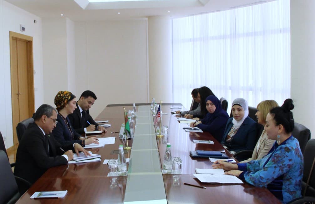 10-njy sentýabrda, sişenbe güni Türkmenistanyñ Daşary işler ministriniñ orunbasary Mähri Bäşimowa ABŞ-niñ Döwlet departamentiniñ mümkinçilikleri çäkli bolan adamlaryñ halkara hukuklary boýunça ýörite geñeşçisi Sara Minkara bilen duşuşdy.