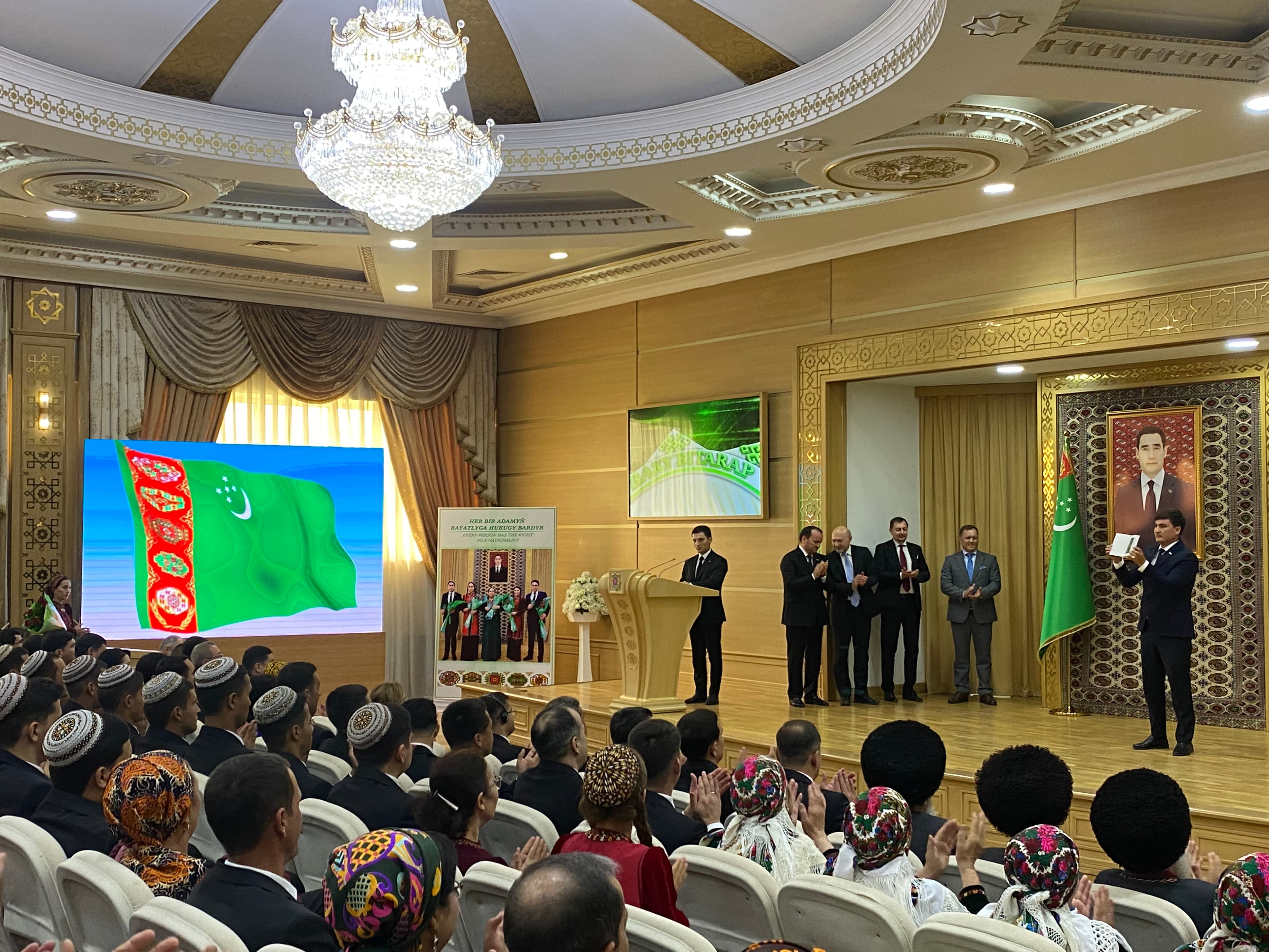 novym-grazhdanam-turkmenistana-vrucheny-pasporta