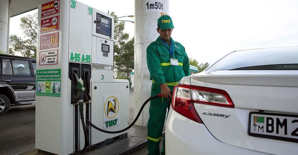 Почему дешевеет нефть, но не дешевеет бензин?