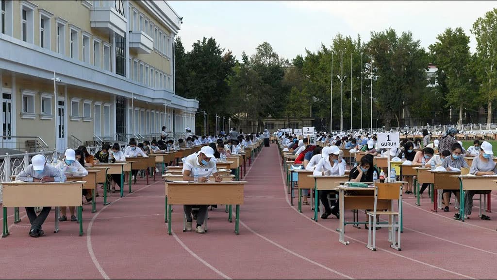 В мире: узбекские абитуриенты сдают экзамены на улице, а в Израиле нашли библейский дворец