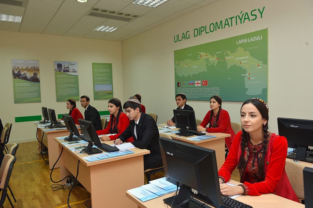 Будущие туркменские дипломаты осваивают новые подходы к решению внешнеполитических задач