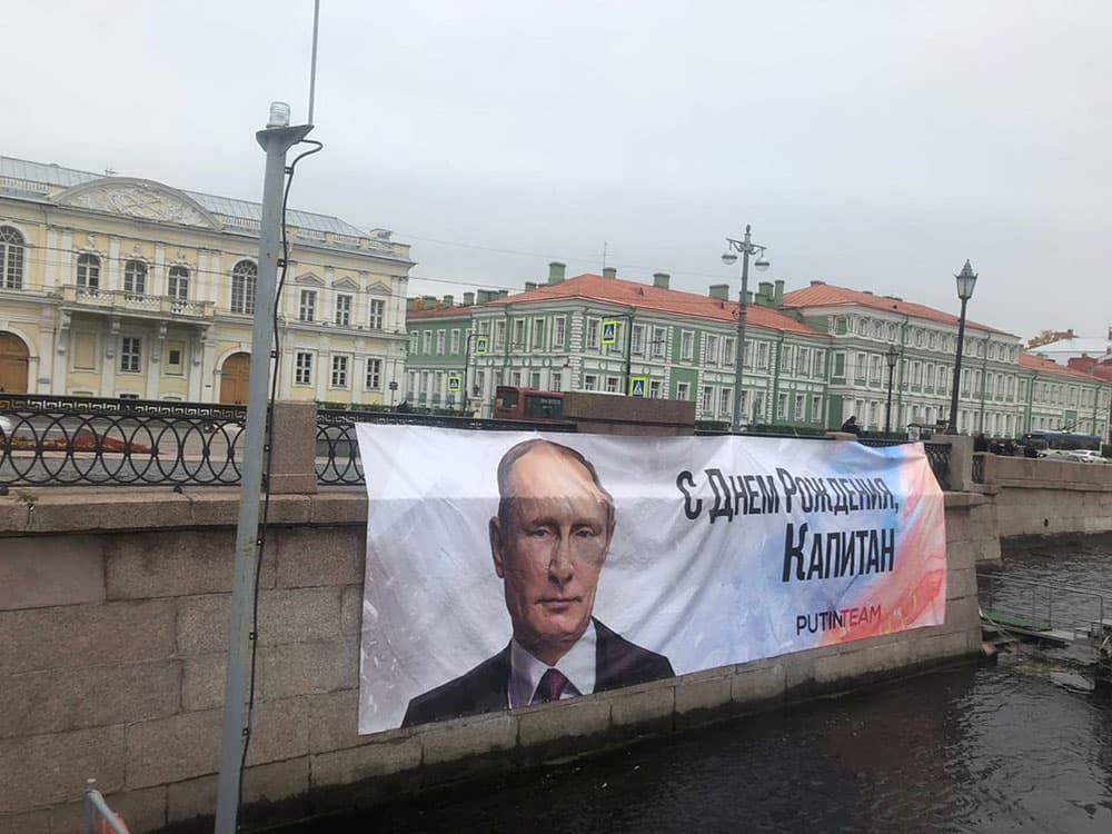 В мире: противостояние в Кыргызстане, бои в Карабахе, а также 68-летие Путина