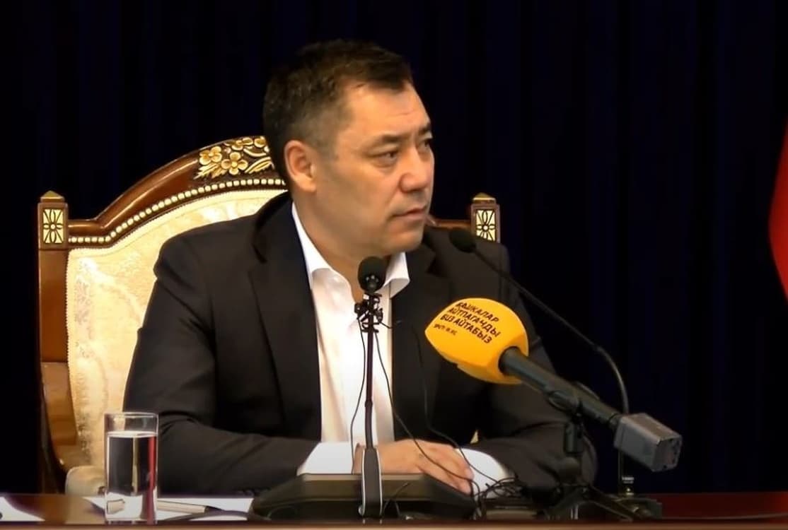 В мире: премьер Кыргызстана стал и ВРИО президента, а жители Карабаха бегут от войны