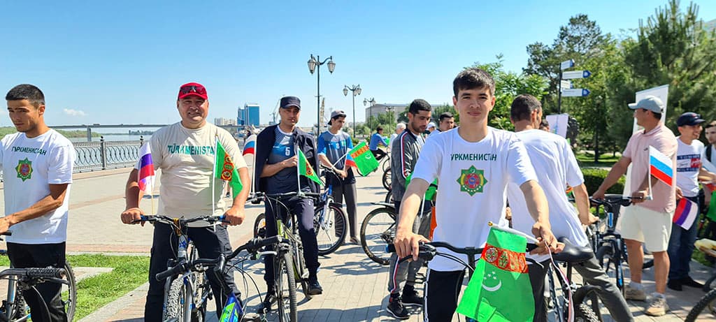 turkmenskij-flag-na-naberezhnoj-volgi-v-astrahani