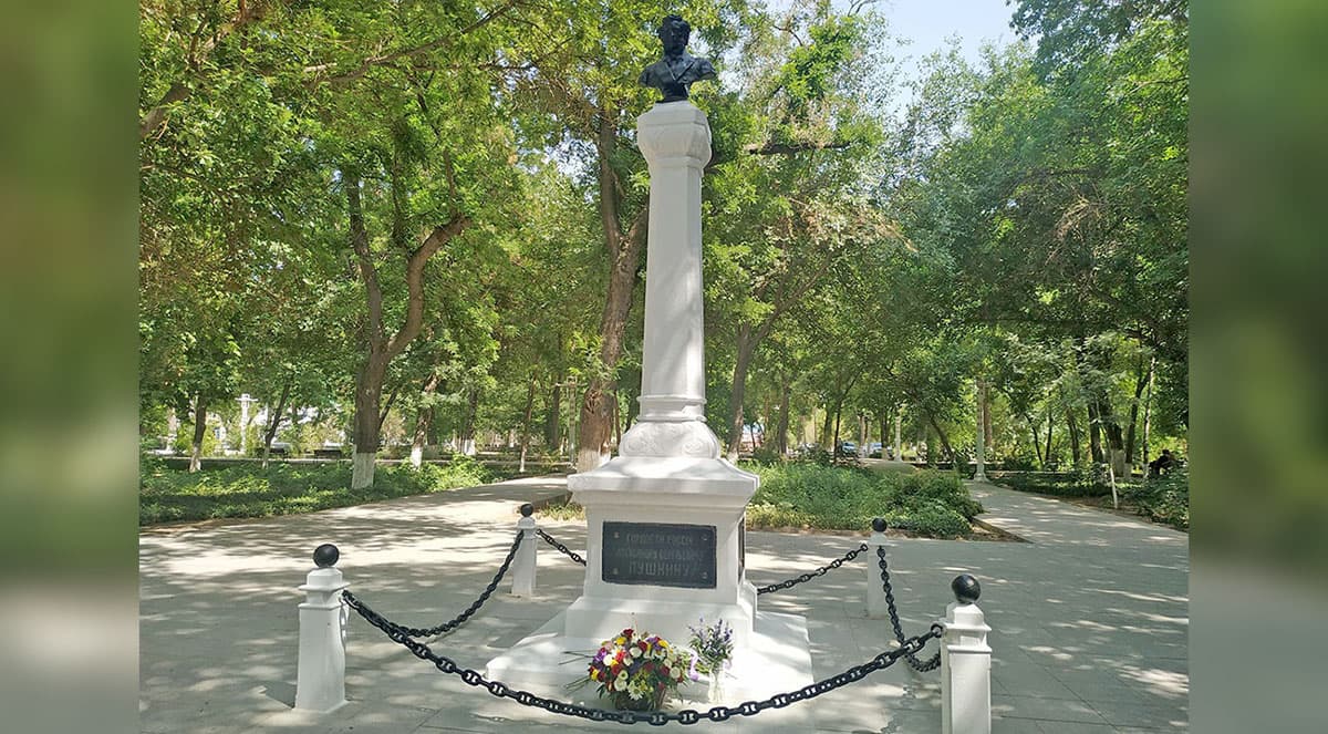 i-na-ustah-pevca-tvoj-stih-zhivet-prozvuchit-segodnya-po-turkmenski