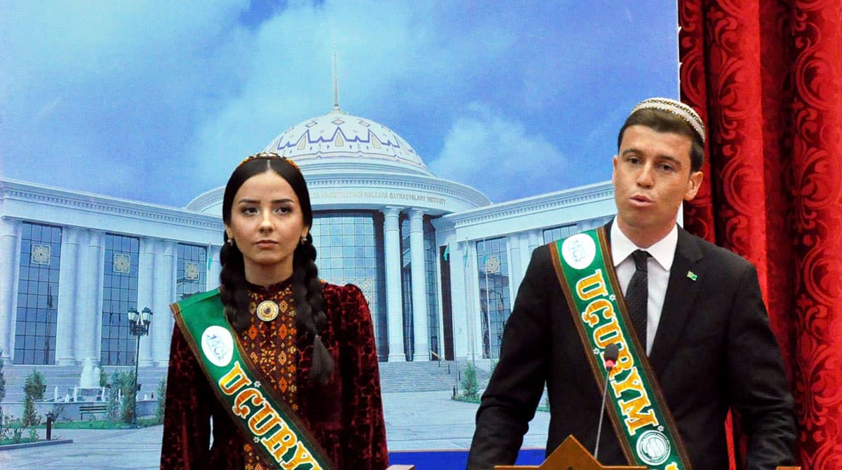 vypusknikam-imo-mid-turkmenistana-vruchili-diplomy