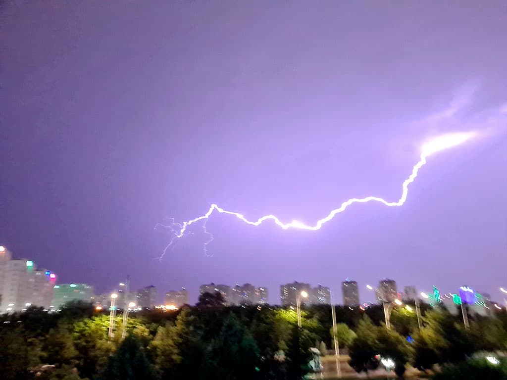 grom-i-molniya-v-ashhabade-ili-posle-dozhdika-v-chetverg