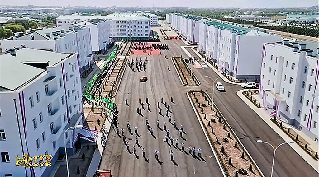 zhiloj-massiv-voshel-v-stroj-v-dashoguze-prezident-pobyval-na-novosele