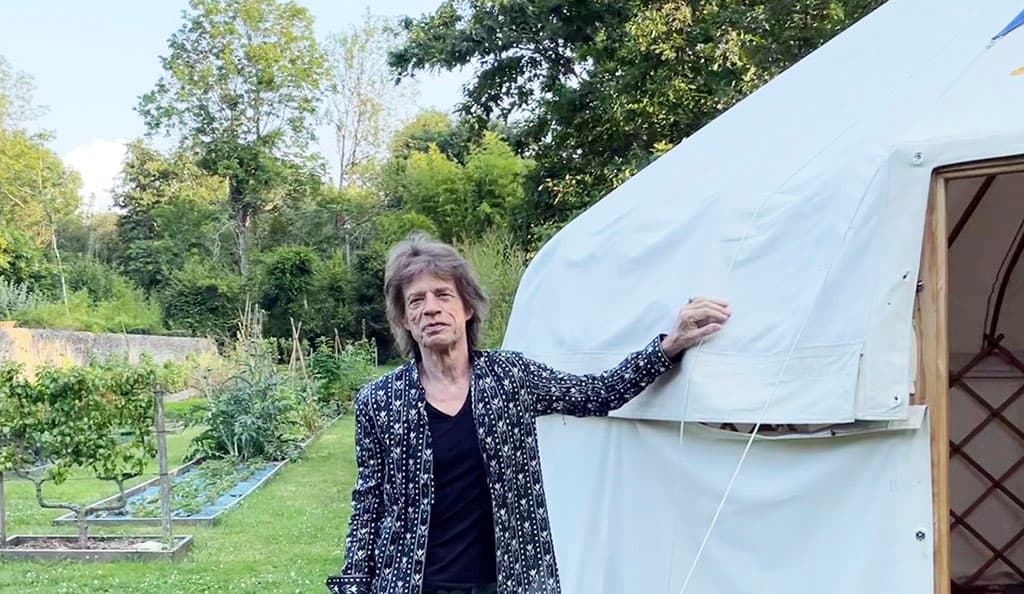 mik-dzhagger-v-svoj-den-rozhdeniya-podelilsya-fotografiej-vozle-yurty