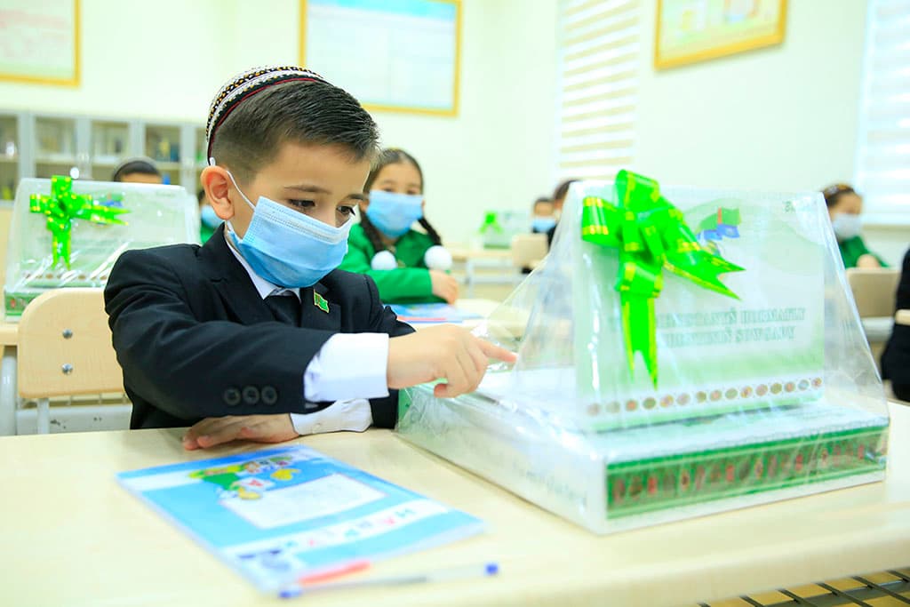 1-sentyabrya-shkolniki-turkmenistana-otmetyat-den-znanij