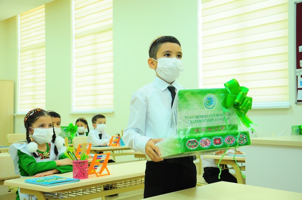 pervoklassnikam-turkmenistana-vruchili-noutbuki-shagi-cifrovogo-obrazovaniya