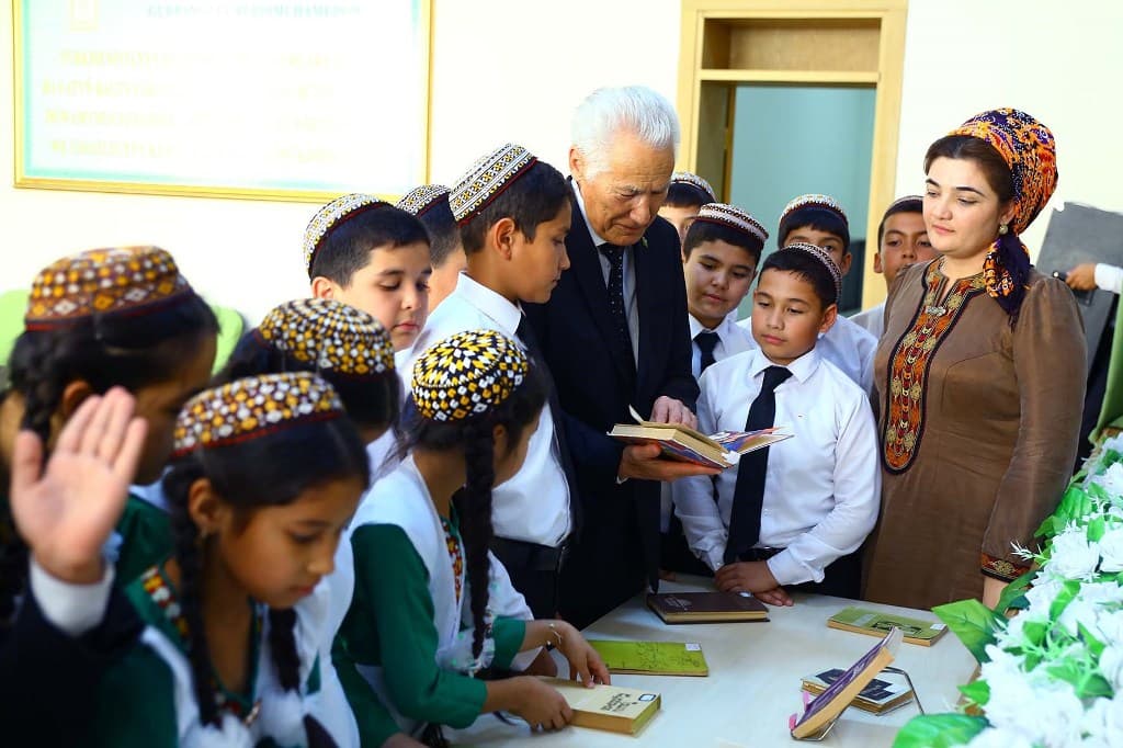 dvuhtomnyj-sbornik-detskih-stihov-turkmenskogo-poeta-hemra-shirova-vyjdet-na-russkom-yazyke