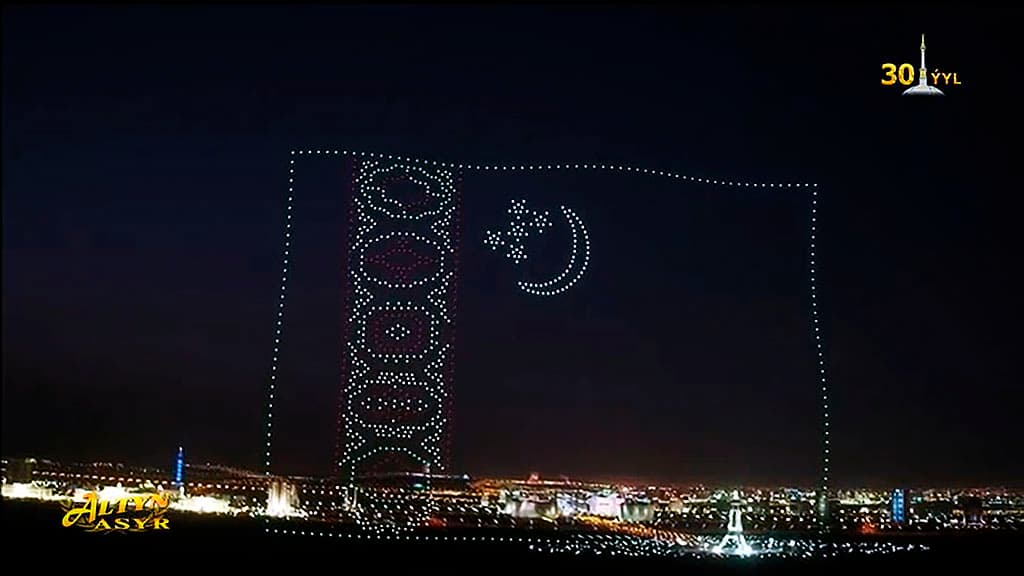 nad-novoj-gosudarstvennoj-tribunoj-pokazali-svetovoe-shou-s-dronami