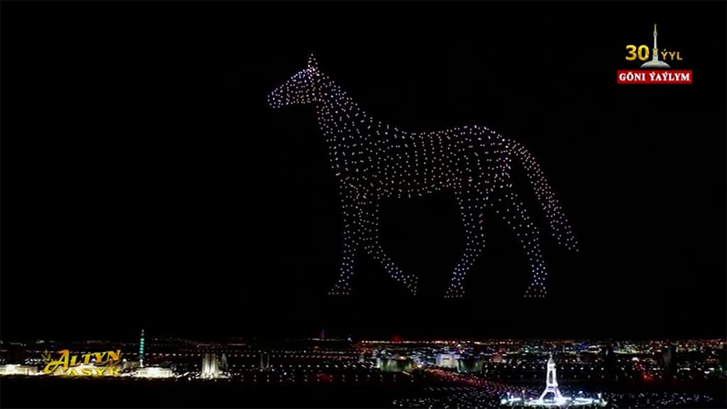 shou-svetyashchihsya-dronov-proshlo-v-den-nezavisimosti-turkmenistana