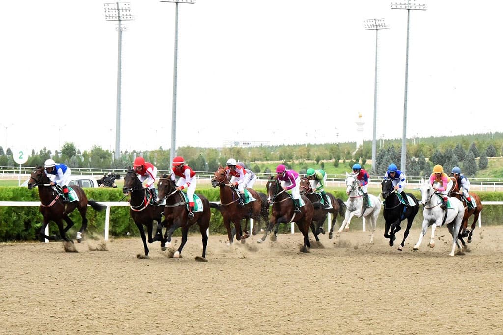 zahvatyvayushchee-zrelishche-na-zemle-i-v-nebe-prazdnovanie-dnya-nezavisimosti-turkmenistana