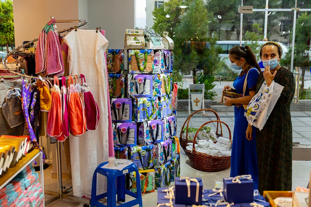 v-turkmenistane-s-1-yanvarya-2021-goda-povysyat-zarplaty-i-pensii-ih-minimalnye-razmery