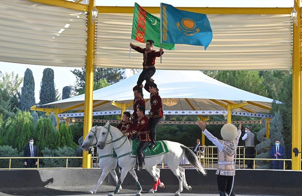 tokaev-i-berdymuhamedov-posmotreli-konnoe-shou-v-ahaltekinskom-komplekse