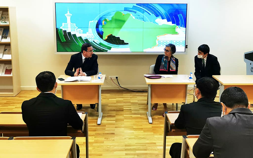 bonjour-mezhdunarodnyj-den-uchitelya-francuzskogo-yazyka-otmetili-v-ashhabade