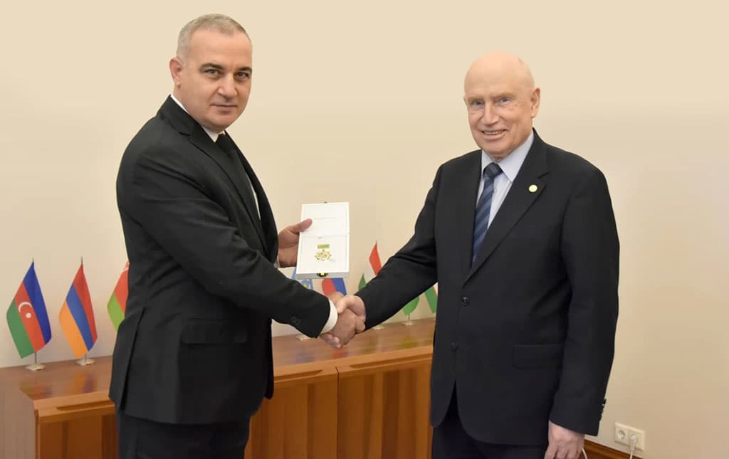 predsedatelyu-ispolkoma-sng-vruchili-medal-25-letie-nejtraliteta-turkmenistana