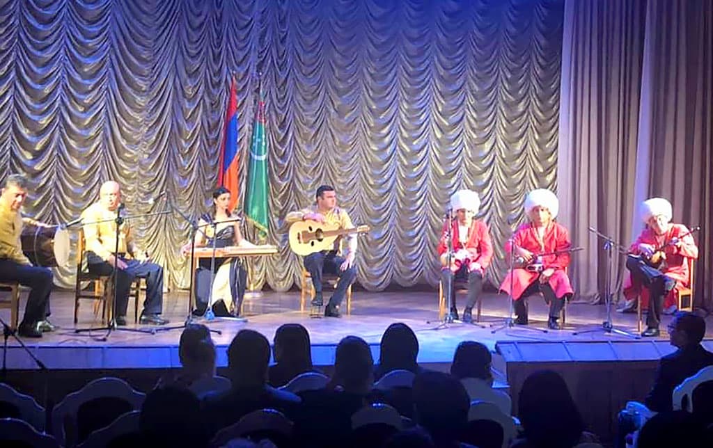 Звуки дутара в Армении